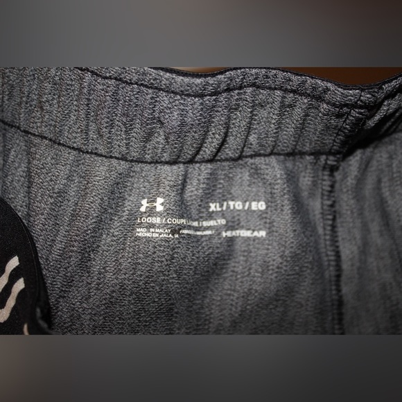 Women’s under armor shorts, size extra large - Picture 2 of 2